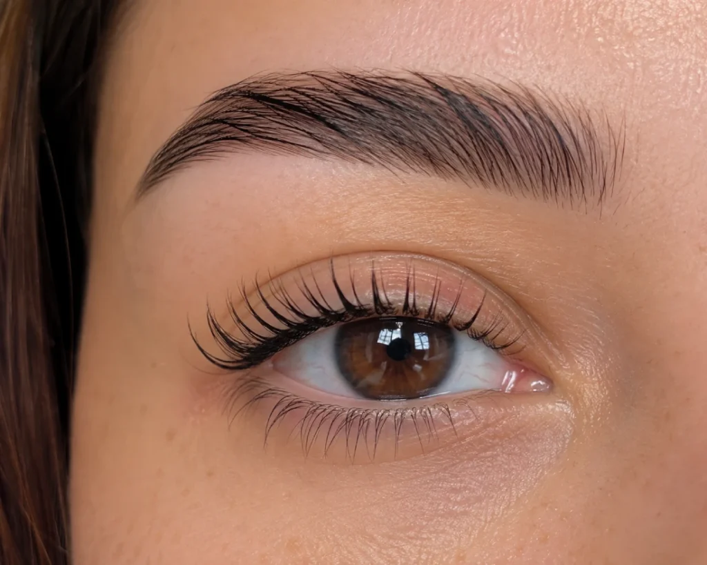 lash lift prirodno oblikovane obrve